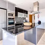 Full Private 300sqm Jacuzzi Heated Pool Ideal & Quiet Location Vila *
