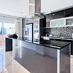 Full Private 300sqm Jacuzzi Heated Pool Ideal & Quiet Location *