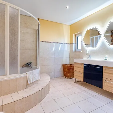 Full Private Villa - 300Sqm Hammam Jacuzzi Heated Pool Billiard Bbq - Ideal & Quiet Location فيلة البوفيرا