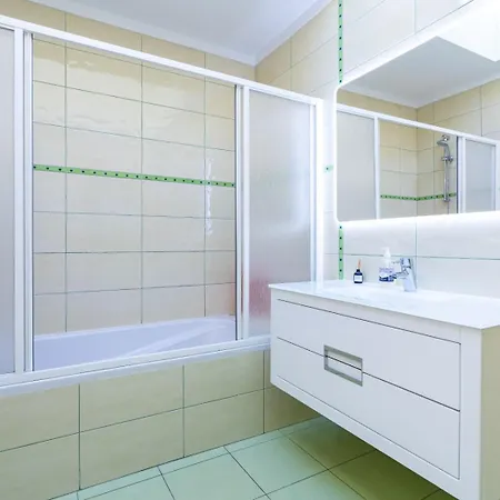 Full Private 300sqm Jacuzzi Heated Pool Ideal & Quiet Location Willa