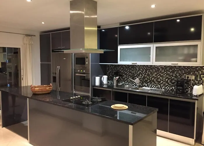 Full Private 300sqm Jacuzzi Heated Pool Ideal & Quiet Location Вилла