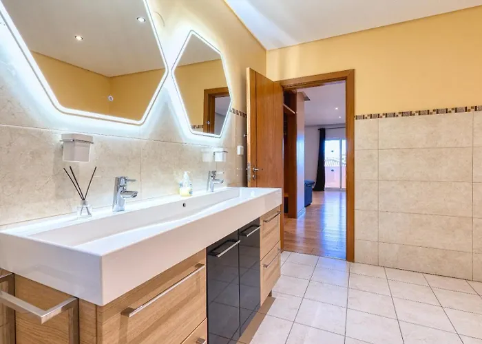 Full Private 300sqm Jacuzzi Heated Pool Ideal & Quiet Location 빌라